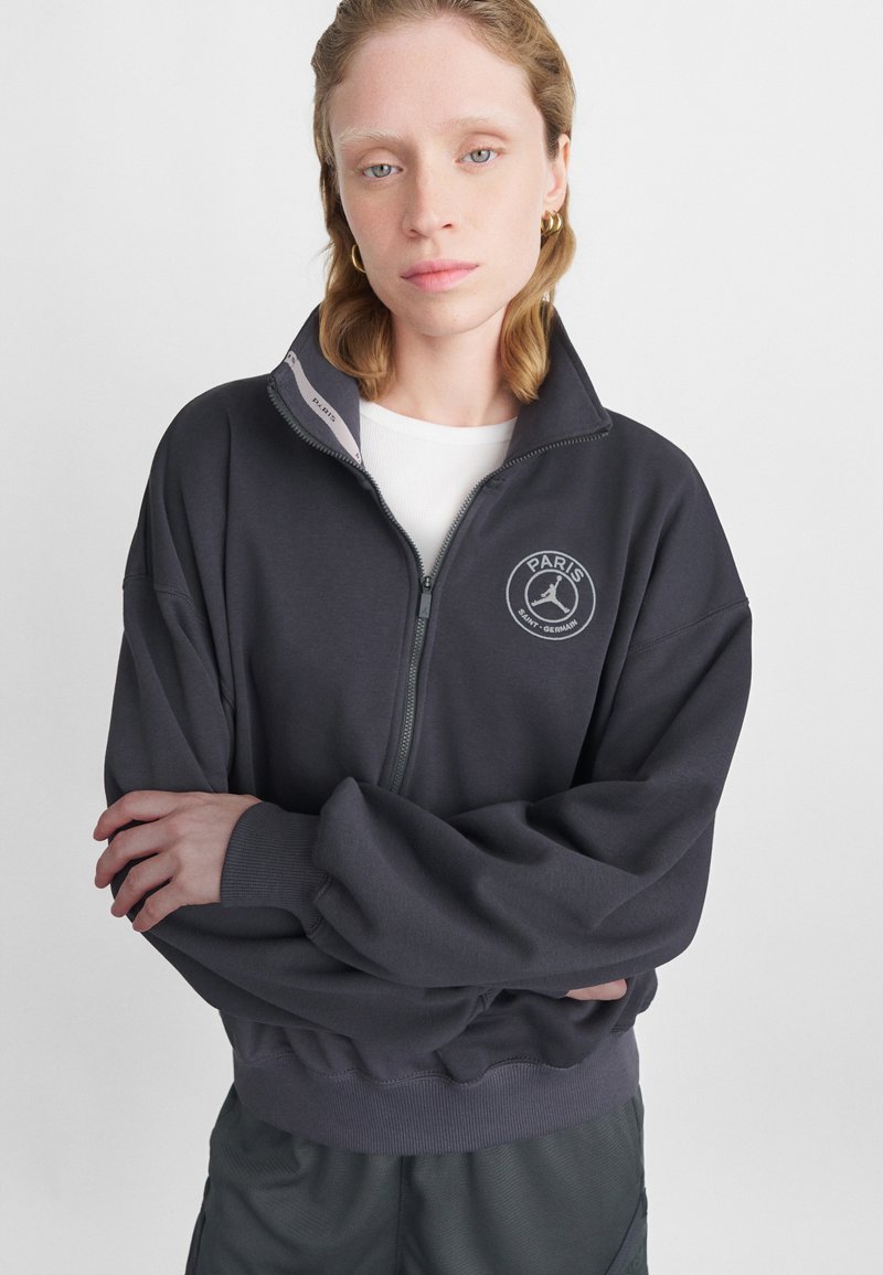 Houtscharcoal zip-up sweatshirt met een hoge kraag, ribbelmanschetten en tailleband. Beschikt over een cirkelvormig logo met 'PARIS' prominent gedrukt.