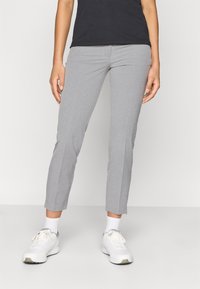 Γκρι παντελόνι slim-fit από μαλακό, ελαστικό ύφασμα, με μέσο ύψος στη μέση και μήκος μέχρι τον αστράγαλο, που συμπληρώνεται από πλαϊνές σχισμές και απαλό υφή.