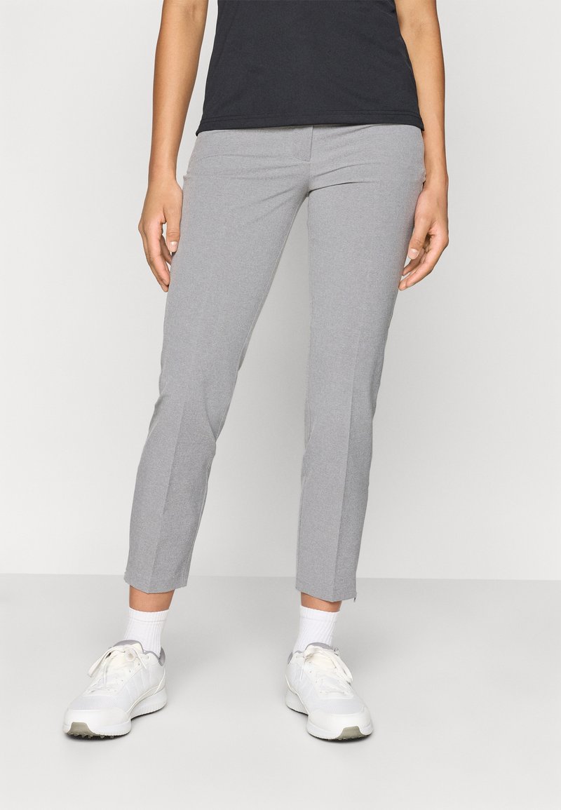 Γκρι παντελόνι slim-fit από μαλακό, ελαστικό ύφασμα, με μέσο ύψος στη μέση και μήκος μέχρι τον αστράγαλο, που συμπληρώνεται από πλαϊνές σχισμές και απαλό υφή.