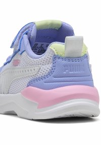 Sneaker bianca in mesh con dettagli in lavanda e menta, suola in gomma rosa, cinturino in Velcro e dettagli a pannelli testurizzati.