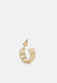 Boucle d'oreille en or en forme de hoop avec trois rainures empilées, dotée d'une finition brillante et d'un fermoir à tige. Mesure environ 2 cm de diamètre.