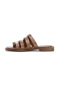 Sandalias de cuero marrón con múltiples tiras delgadas, suela plana y textura suave, diseñadas para brindar comodidad y transpirabilidad.