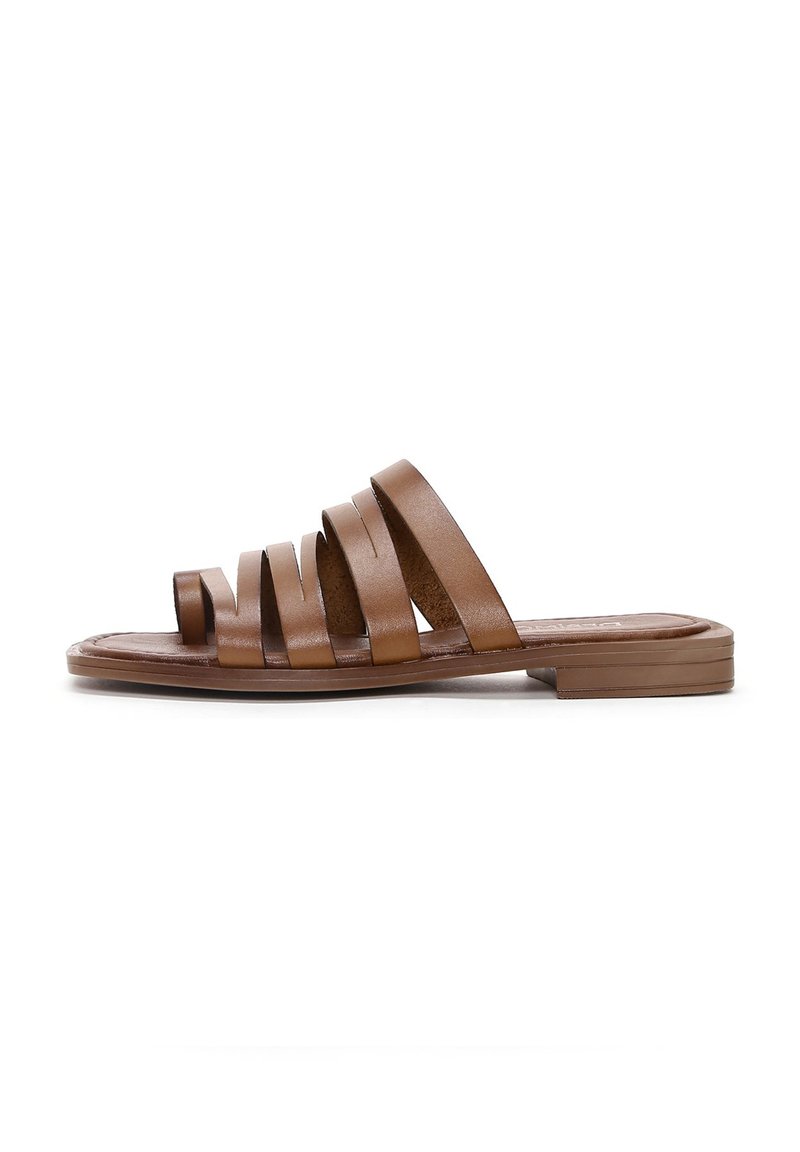 Sandalias de cuero marrón con múltiples tiras delgadas, suela plana y textura suave, diseñadas para brindar comodidad y transpirabilidad.