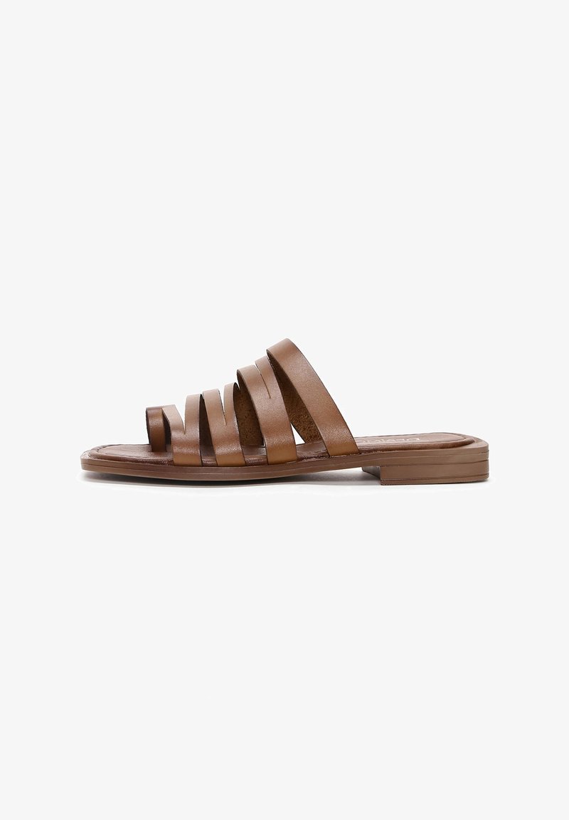 Sandales à glisser en cuir brun, avec plusieurs fines lanières, une semelle plate et une texture lisse, conçues pour le confort et la respirabilité.