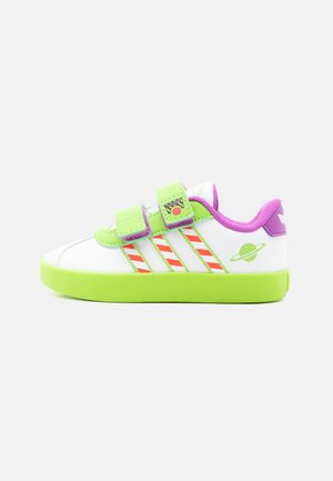 adidas Performance COURT BUZZ UNISEX - Παπούτσια για τρέξιμο σε δρόμο - footwear white/semi solar green
