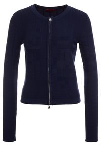 Cárdigan de punto acanalado en color azul marino, con mangas largas, cuello redondo y cierre de cremallera completo. Presenta un patrón texturizado y un diseño ajustado.