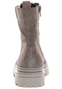 Szare zamszowe botki za kostkę o fakturowanym wykończeniu, z bocznym zamkiem błyskawicznym i grubą, fakturowaną podeszwą. Widok z tyłu ukazuje detale przeszycia.
