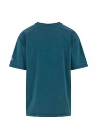 T-shirt en coton bleu canard à manches courtes, col rond et coupe décontractée. Présente un petit logo sur la manche gauche.