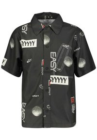 Chemise noire à manches courtes avec boutons et col pointu, ornée de textes graphiques blancs et gris ainsi que de motifs de basket-ball.