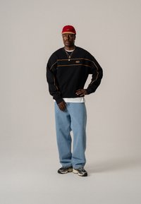 BLKVIS SCRIPT CREWNECK UNISEX - Collegepaita - black