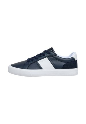 Zapatilla deportiva azul marino de corte bajo con franja lateral blanca, suela blanca y cordones negros, vista del lado exterior derecho.