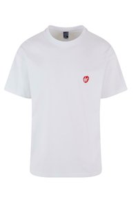 Hvid kortærmet T-shirt lavet af bomuld, med et lille rødt broderet hjerte designet på venstre bryst. Klassisk crew neckline.