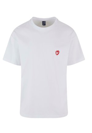 Hvit t-skjorte med korte ermer laget av bomull, med et lite rødt brodert hjerte-design på venstre bryst. Klassisk rund hals.