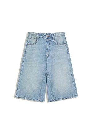 Lyseblå denim shorts til knæet med forlommer, bæltestropper og knaplukning.