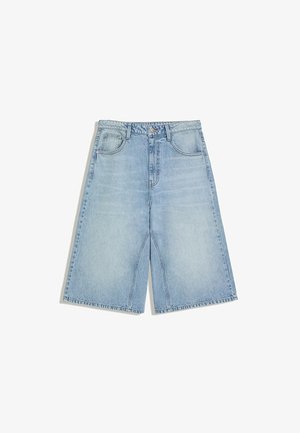 Lichtblauwe denim knielange shorts met zakken aan de voorkant, riemlussen en een knoopsluiting.