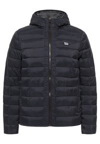 Cazadora de plumón navy con capucha, con un diseño de acolchado vertical, cierre frontal y pequeño logo de Lee en el pecho. Textura suave.