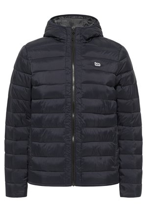 Marineblauw pufferjack met capuchon, voorzien van een verticale gecapitonneerde structuur, een rits aan de voorkant en een klein Lee-logo op de borst. Gladde textuur.