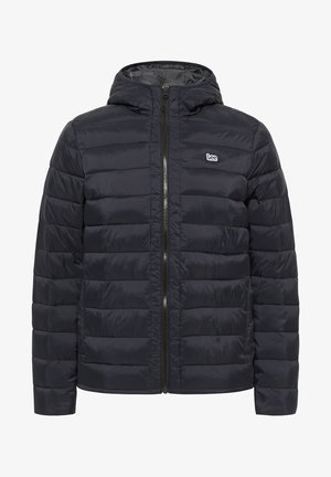 Casaco acolchoado azul marinho com capuz, apresentando um design de acolchoamento vertical, fecho frontal e pequeno logótipo da Lee no peito. Textura suave.