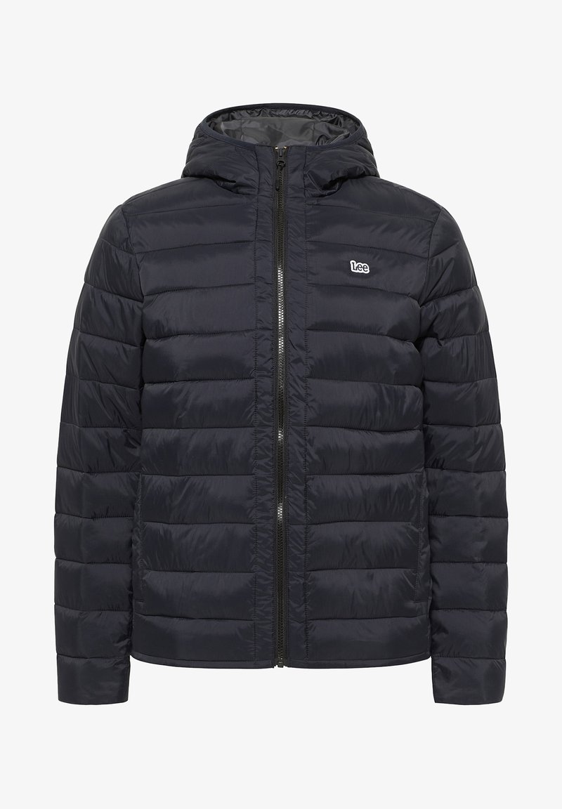 Jachetă puffer bleumarin cu glugă, având un design cu quilt vertical, fermoar frontal și un mic logo Lee pe piept. Textură netedă.