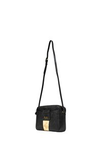 Borsa a tracolla nera realizzata in materiale sintetico testurizzato; presenta una tasca frontale con un accento beige chiaro e hardware dorato. Tracolla regolabile.