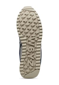 Suela de zapato con goma beige texturizada, con patrones de estrellas multidirccionales, surcos profundos y marca estampada "W6YZ".