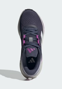 Scarpe sportive con tomaia in mesh blu navy scuro, dettagli viola sui lacci e suola in gomma grigia con motivo testurizzato e logo.