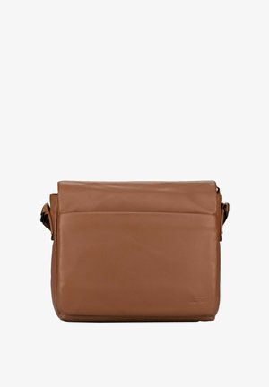 Sac d'épaule en cuir marron avec une texture lisse, forme rectangulaire, rabat supérieur, sangle ajustable et une poche avant.