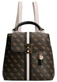 Mochila de patrón oscuro con impresión de logo en color marrón claro, detalles en negro, una solapa frontal y herrajes metálicos. Presenta correas dobles para los hombros y un asa superior.