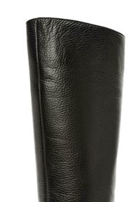 Czarne skórzane buty z teksturowaną powierzchnią, z wysoką, gładką krawędzią górną oraz czystym, zwężającym się fasonem. Brak widocznych elementów metalowych lub zdobień.