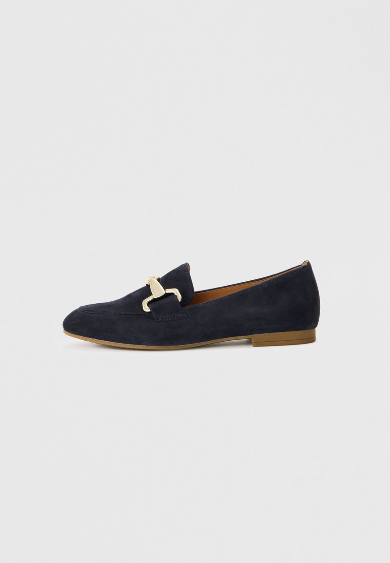 Mocassins en daim bleu marine avec un détail boucle dorée, dotés d'une semelle plate et d'une finition lisse et texturée. Design classique à enfiler.