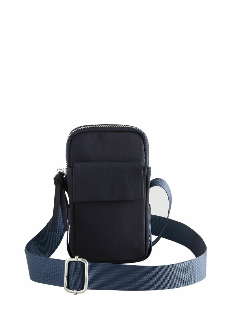 Borsa a tracolla blu navy realizzata in tessuto resistente. Presenta una chiusura zip, una tasca frontale e una tracolla regolabile con fibbia in metallo.