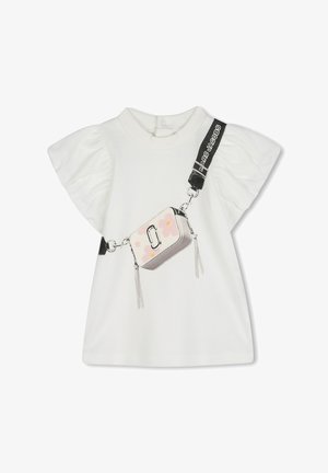 T-shirt bianco a maniche corte con maniche arricciate, caratterizzato da una grafica di una borsa pastello con decorazioni floreali e una tracolla nera etichettata "MARC JACOBS."