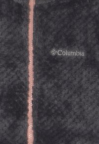 Fleecová bunda v tmavě šedé barvě s měkkým, strukturovaným povrchem a kontrastním růžovým zipem. Obsahuje vyšitý logo "Columbia" na boku.