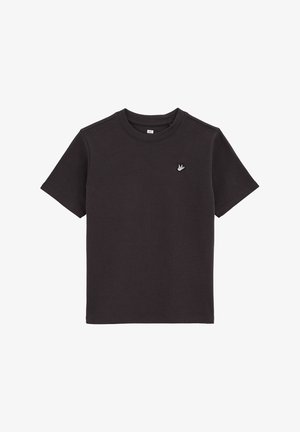 Crna pamučna majica s kratkim rukavima, okruglim izrezom i malim bijelim logom ptice na lijevoj strani grudnog koša. Glatka tekstura, jednostavan dizajn.