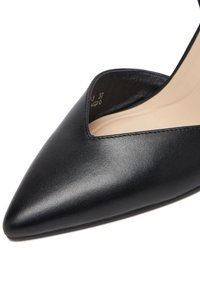 Must nahast terava ninaga kontsakingaga king madala lõike ja beežika sisemise voodriga valgel taustal.