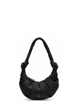 Schwarze, halbmondförmige Schultertasche mit gepolstertem, verdrehtem Träger, gerafften Stoffdetails und kleinem "Got Bag"-Logo nahe der Basis.