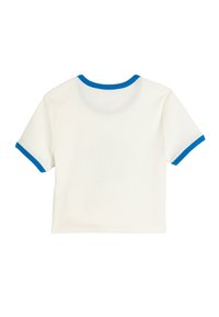 Camiseta blanca de manga corta con un cuello redondo y ribetes azules en el cuello y las mangas. Textura suave, corte casual.