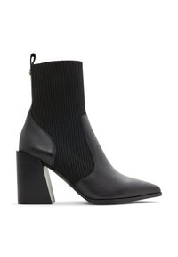 Bottines noires avec un bout pointu, un dessus en tissu côtelé, des panneaux en cuir lisse et un talon géométrique épais.
