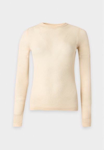 Pull en maille côtelée couleur crème à manches longues avec col rond, présenté sur un fond plat gris clair.