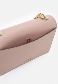 Borsa a tracolla in ecopelle rosa con catena dorata, forma rettangolare e chiusura magnetica. Presenta un design minimalista e un discreto dettaglio del logo.