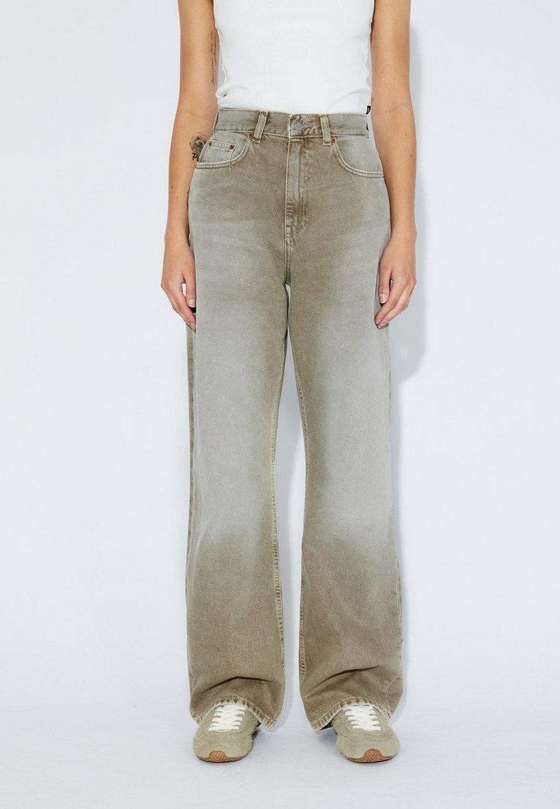 Jeans de pierna ancha, de color verde oliva desgastado, con una cintura alta, hechos de denim. Presentan bolsillos frontales, detalles de costura y una textura que da apariencia de uso.