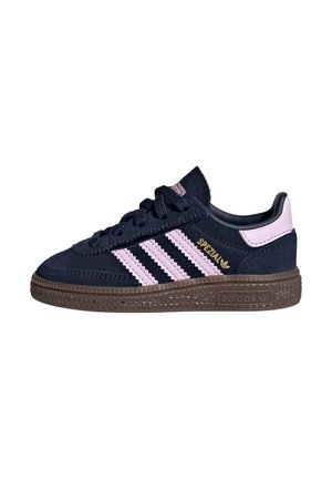 Granatowy but sportowy Adidas z różowymi paskami, różową pętelką na pięcie, brązową teksturowaną podeszwą i napisem "SPEZIAL" w złotych literach po boku.