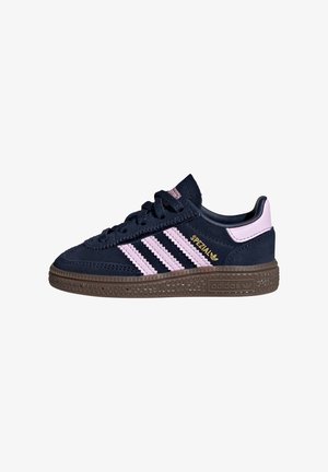 Marineblauer Adidas Sneaker mit pinken Streifen, pinkem Fersenlasche, brauner strukturierter Sohle und „SPEZIAL“ in goldenen Buchstaben an der Seite.