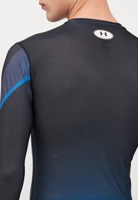 Under Armour HEATGEAR SUBLIMATED CREW - Alsónemű - blue atlantis/black/white