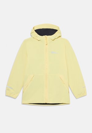 Giacca a vento giallo chiaro con cappuccio, zip frontale, due tasche, polsini elasticizzati e fodera interna nera, adatta per attività all'aperto.