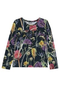 Dlouhá rukávová košile vyrobená z tmavé látky s živými květinovými vzory v odstínech červené, fialové, žluté a zelené. Volánkový detail podél hrudi.