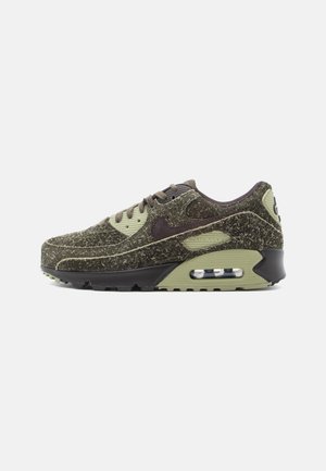 Buty Nike Air Max w kolorze brązowym i oliwkowozielonym z fakturowaną, włóknistą cholewką i widocznym poduszkiem powietrznym w podeszwie.