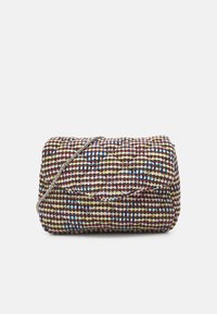 Struktureret vævet håndtaske med et flerfarvet mønster, sølv kædetræk og kviltet design; kompakt rektangulær form.