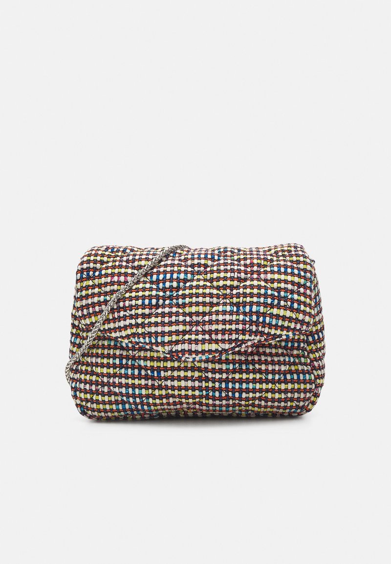 Struktureret vævet håndtaske med et flerfarvet mønster, sølv kædetræk og kviltet design; kompakt rektangulær form.