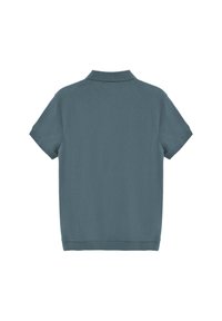 Poloshirt mit kurzen Ärmeln in einem gedämpften Türkiston, ausgestattet mit einem klassischen Kragen und einem glatten, strukturierten Stoff. Die Rückansicht zeigt klare Linien.